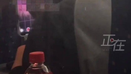 吃播网红高铁上边吃边吐2小时？乘客：一车厢的味儿！网友评论→