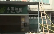 广西内涝20天未退 老人在鸡棚搭煤气灶做饭
