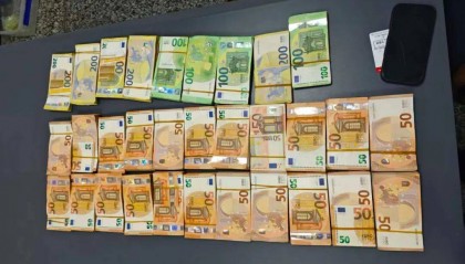 成捆的欧元现金就放在背包里装着，折合人民币超186万元，旅客入境时被广州海关查获