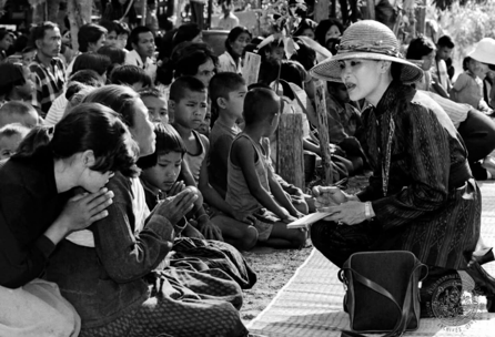 泰国王太后诗丽吉去世,留下19顶奢华王冠和她的传奇一生