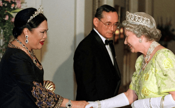 泰国王太后诗丽吉去世,留下19顶奢华王冠和她的传奇一生