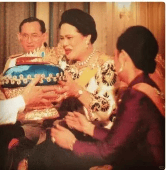 泰国王太后诗丽吉去世,留下19顶奢华王冠和她的传奇一生