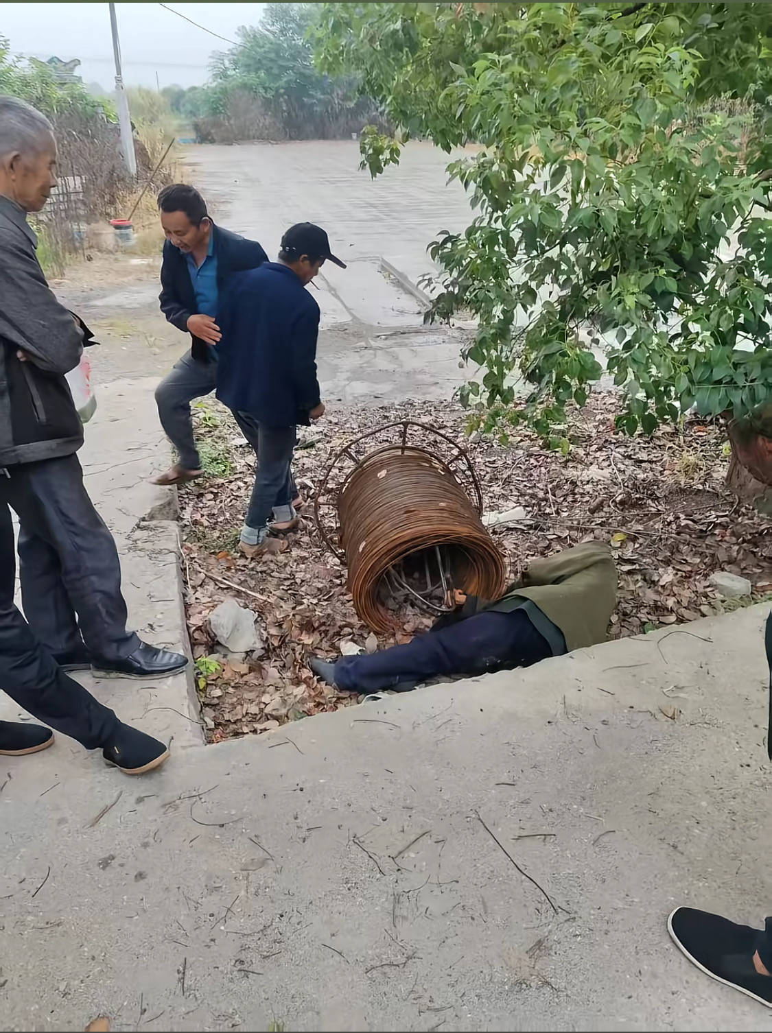 智障老人被撞身亡 葬礼被直播千人送行